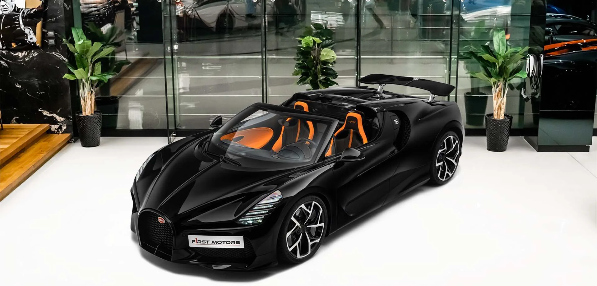 2025 Bugatti W16 Mistral en un concesionario especializado de Dubái, Emiratos Árabes Unidos, foto principal