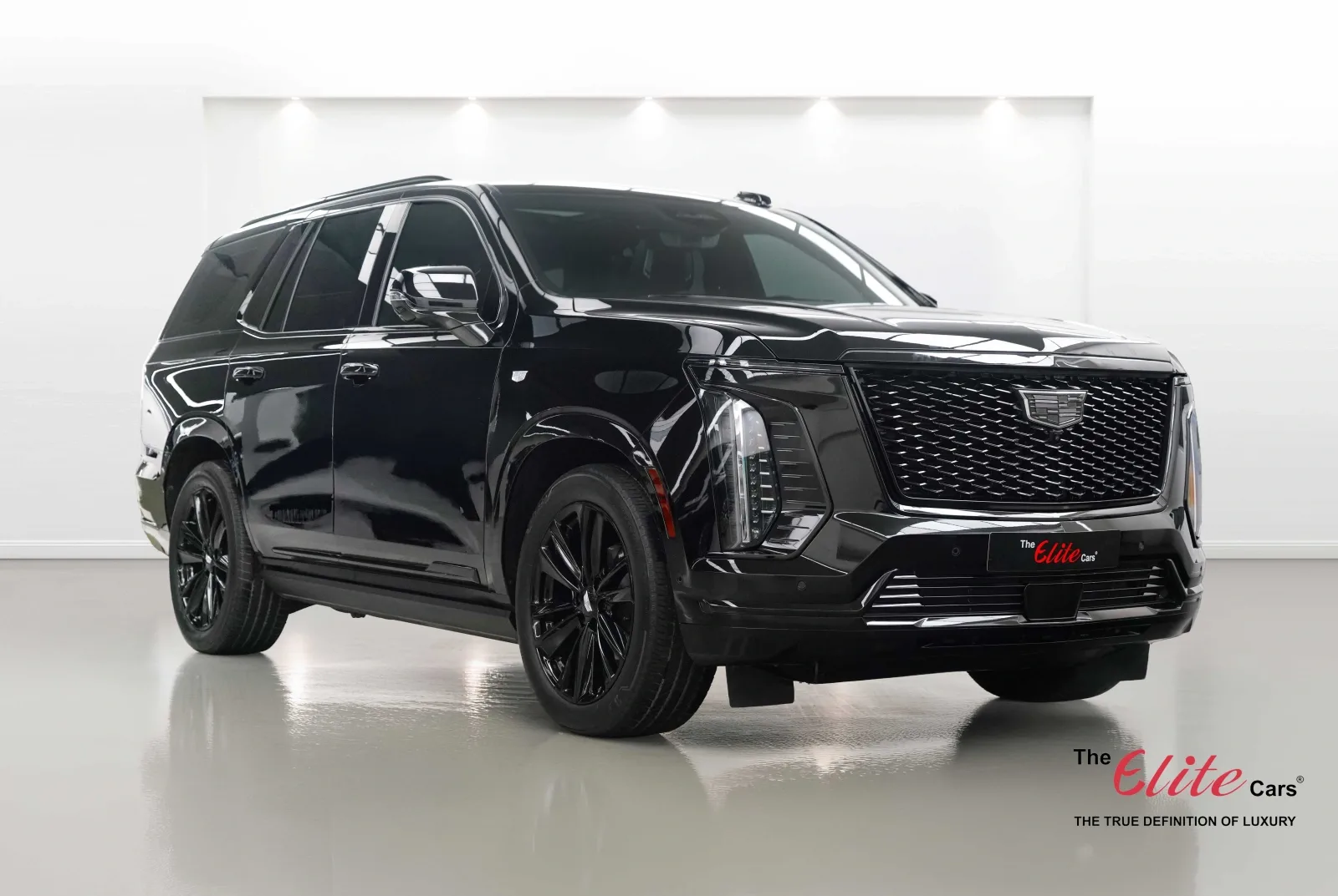 2025 Cadillac Escalade 600 Sport en un concesionario especializado de Dubái, Emiratos Árabes Unidos, foto principal