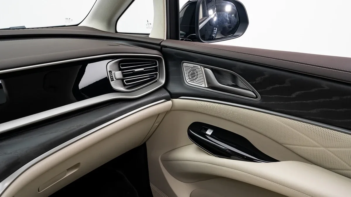 2025 Denza D9 Pioneer angeboten von einem Fachhändler in Dubai, Vereinigte Arabische Emirate, Foto 15 von 25