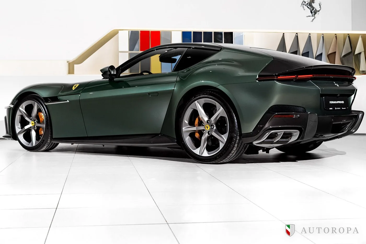 2025 Ferrari 12Cilindri angeboten von einem offiziellen Ferrari und Maserati-Vertragshändler in Stockholm, Schweden, Foto 5 von 10