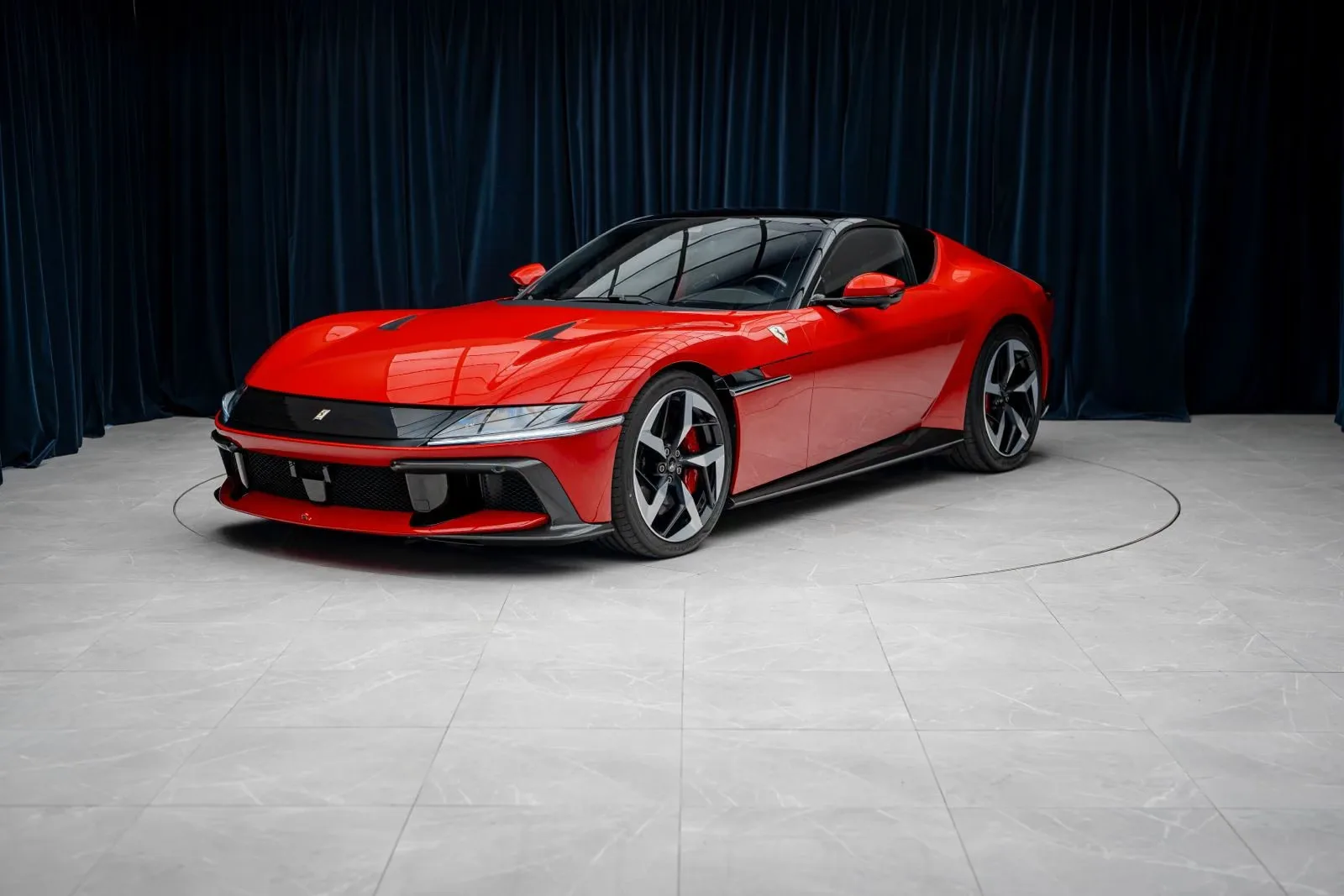 2025 Ferrari 12Cilindri proposée par un concessionnaire spécialisé à Täby, Suède, photo principale