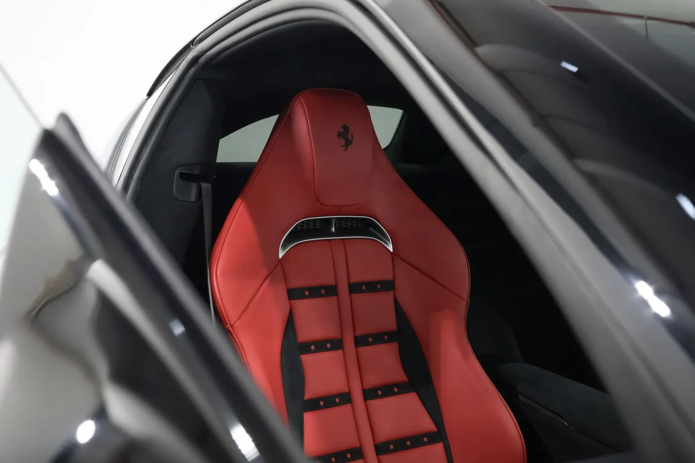 2025 Ferrari 12Cilindri offered by a supercar dealer in Zibido San Giacomo, Italy, photo 17 of 25