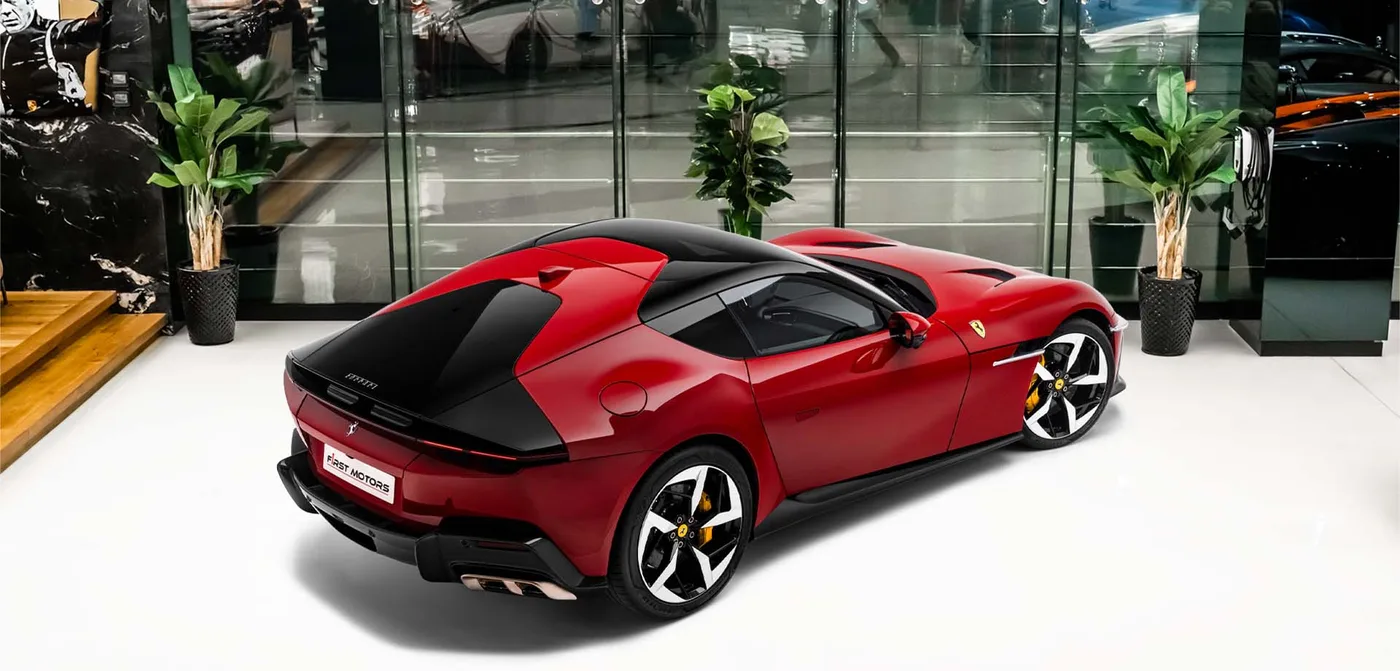 2025 Ferrari 12Cilindri proposée par un concessionnaire spécialisé à Dubai, Émirats arabes unis, vue extérieure 2