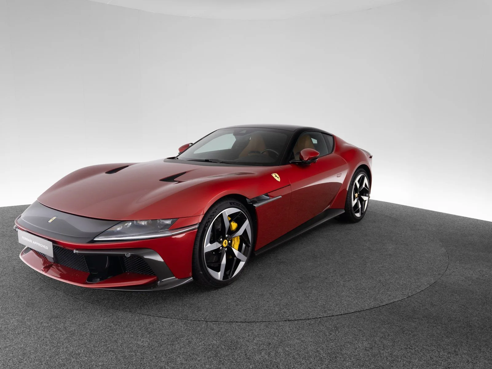 2025 Ferrari 12Cilindri proposée par un concessionnaire spécialisé à Singen, Allemagne, photo principale