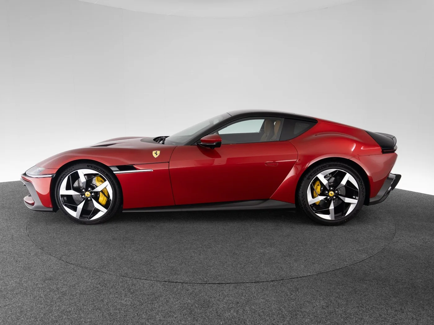 2025 Ferrari 12Cilindri proposée par un concessionnaire spécialisé à Singen, Allemagne, photo 2 sur 15