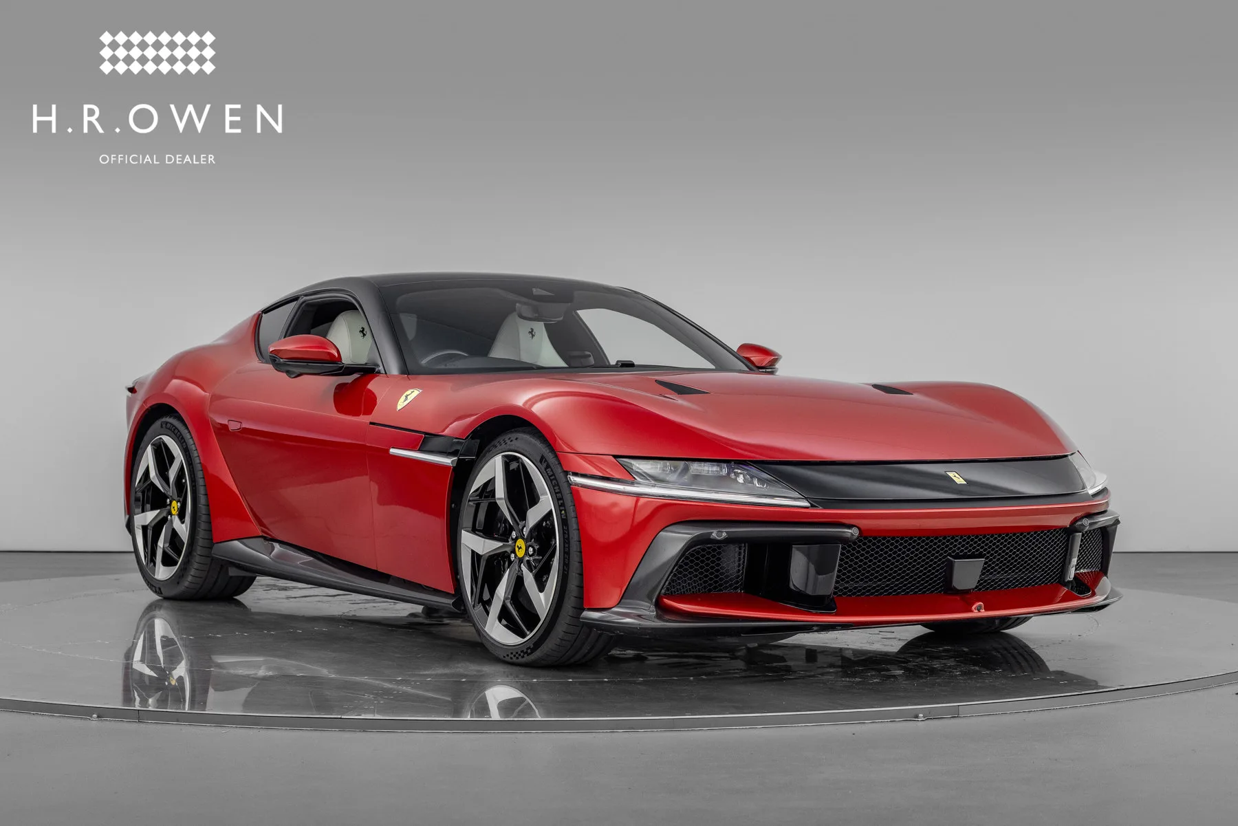 2025 Ferrari 12Cilindri proposée par un groupe de concessions agréées à Hatfield, Royaume-Uni, photo principale