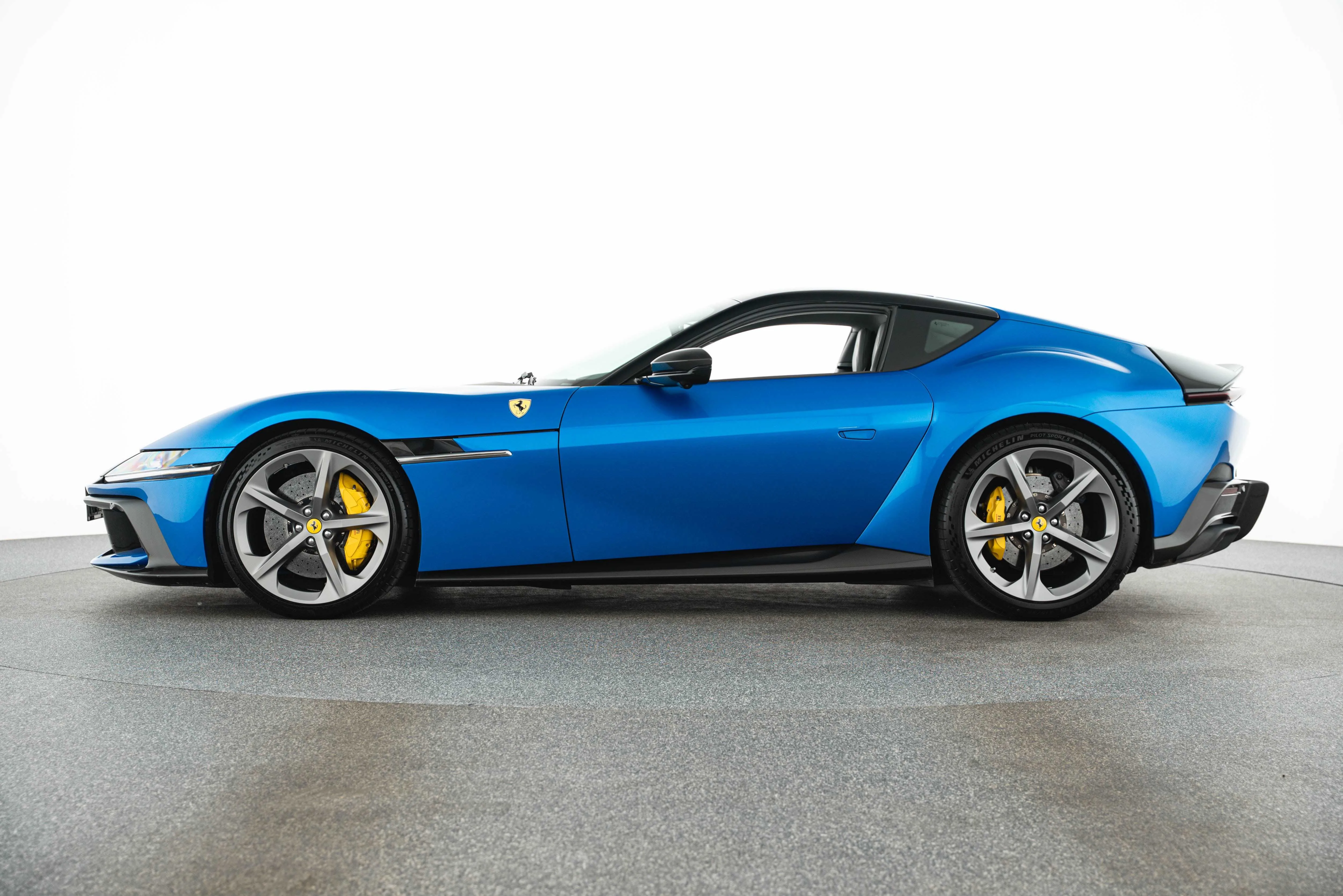 2025 Ferrari 12Cilindri, 8/30