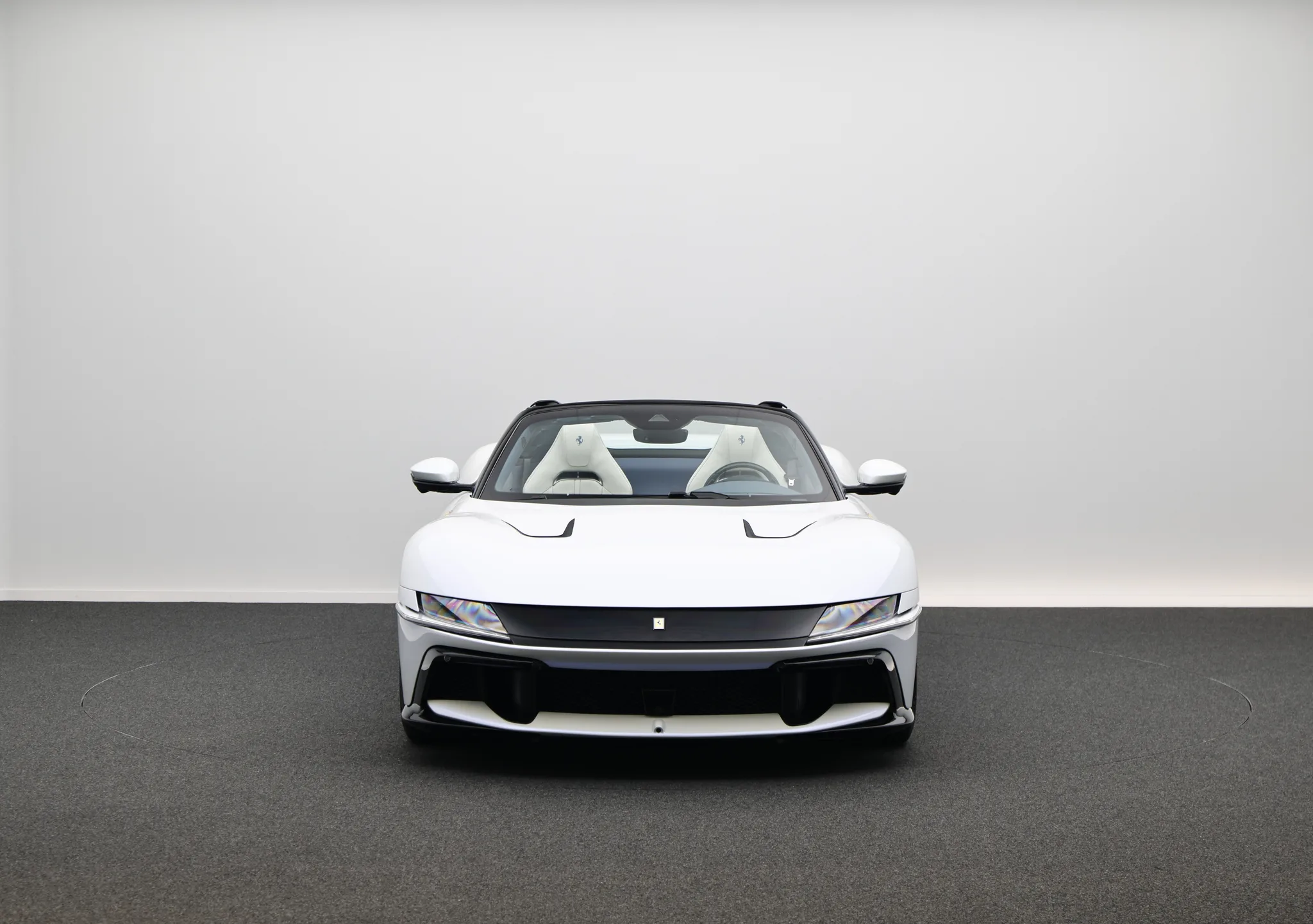 2025 Ferrari 12Cilindri Spider proposée par un concessionnaire spécialisé à Frankfurt am Main, Allemagne, photo principale