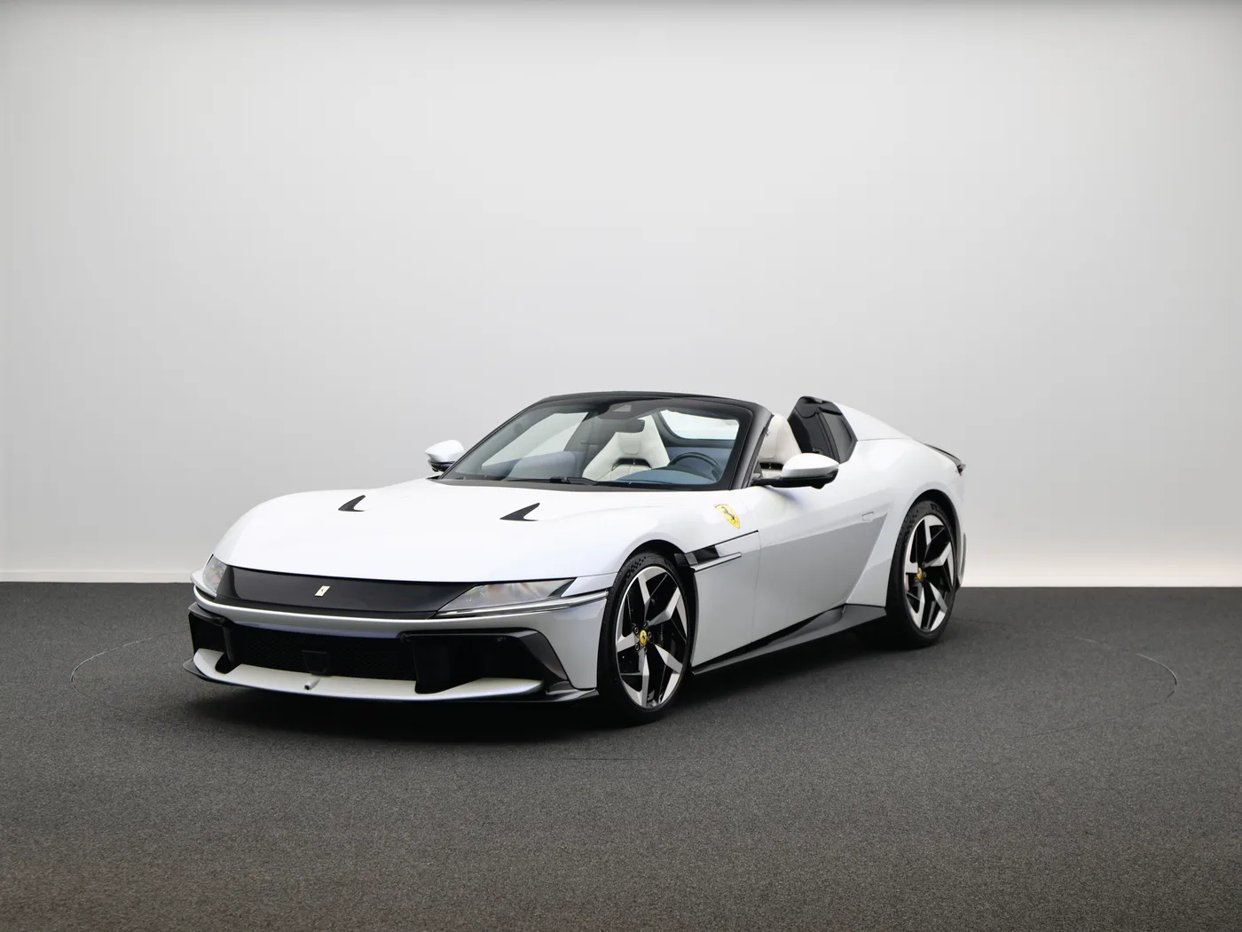 2025 Ferrari 12Cilindri Spider proposée par un concessionnaire spécialisé à Frankfurt am Main, Allemagne, photo 2 sur 15