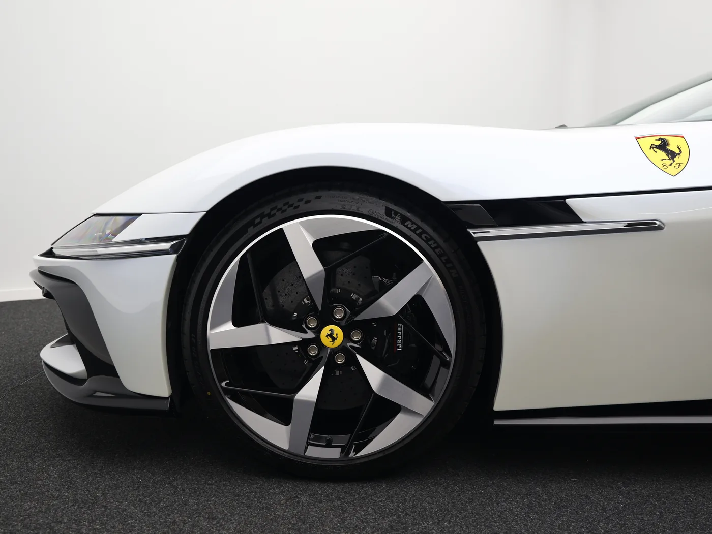 2025 Ferrari 12Cilindri Spider proposée par un concessionnaire spécialisé à Frankfurt am Main, Allemagne, photo 14 sur 15