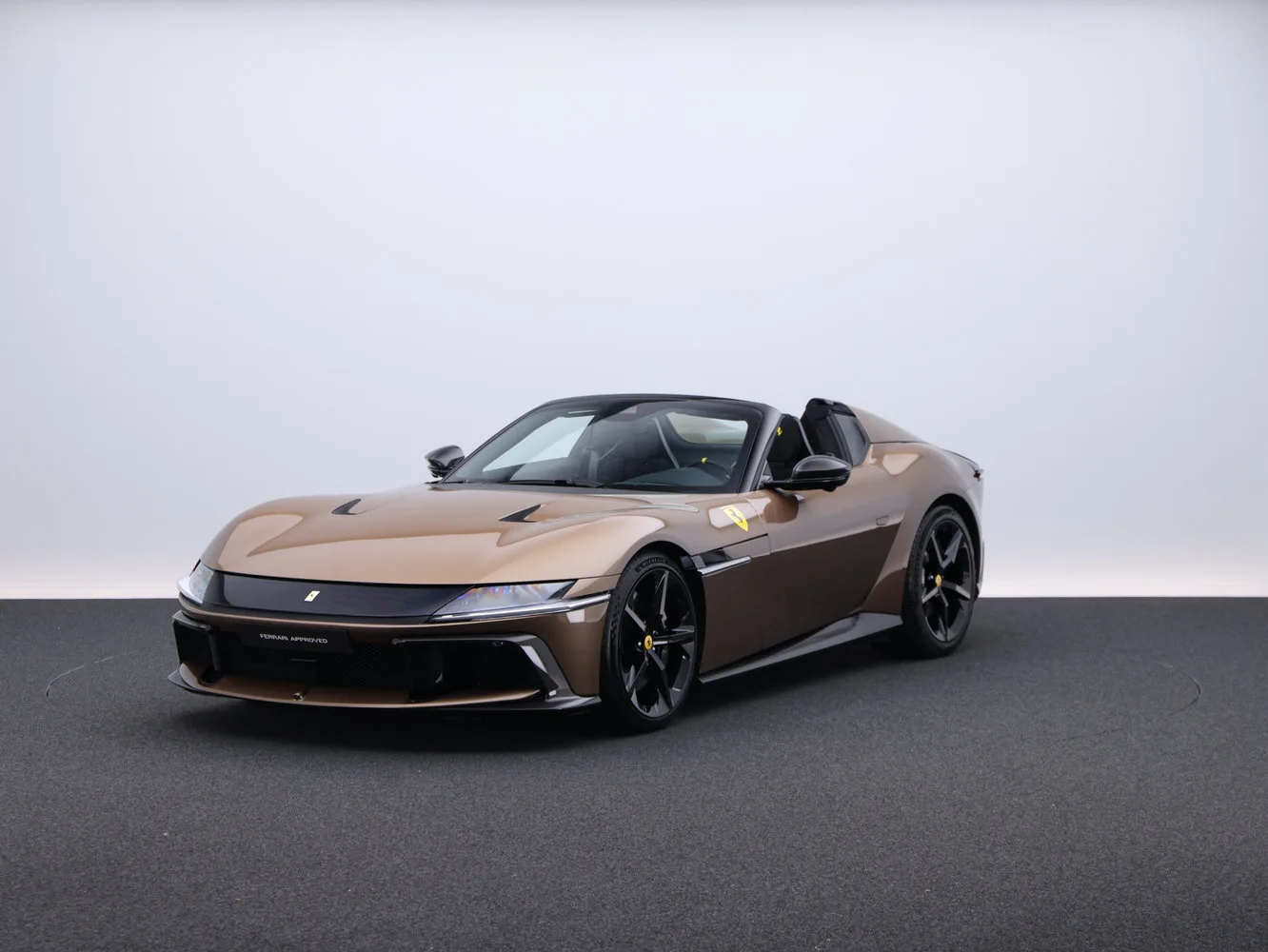 2025 Ferrari 12Cilindri Spider proposée par un concessionnaire spécialisé à Frankfurt am Main, Allemagne, photo principale