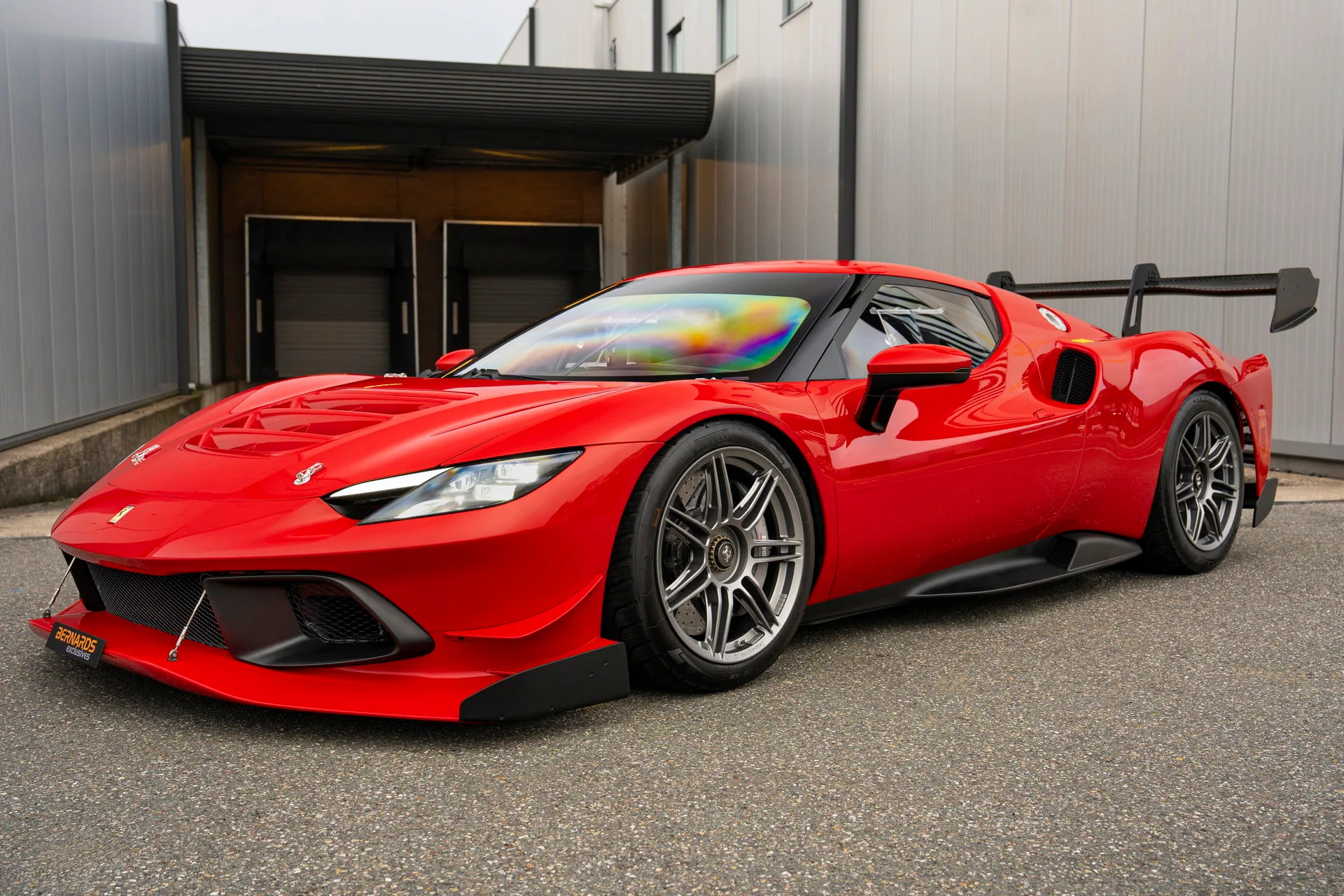 2025 Ferrari 296 Challenge en un concesionario especializado de Woerden, Países Bajos, foto principal