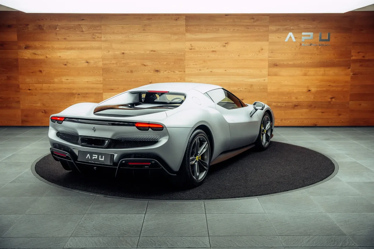 2025 Ferrari 296 GTB proposée par un concessionnaire spécialisé à Uznach, Suisse, photo principale
