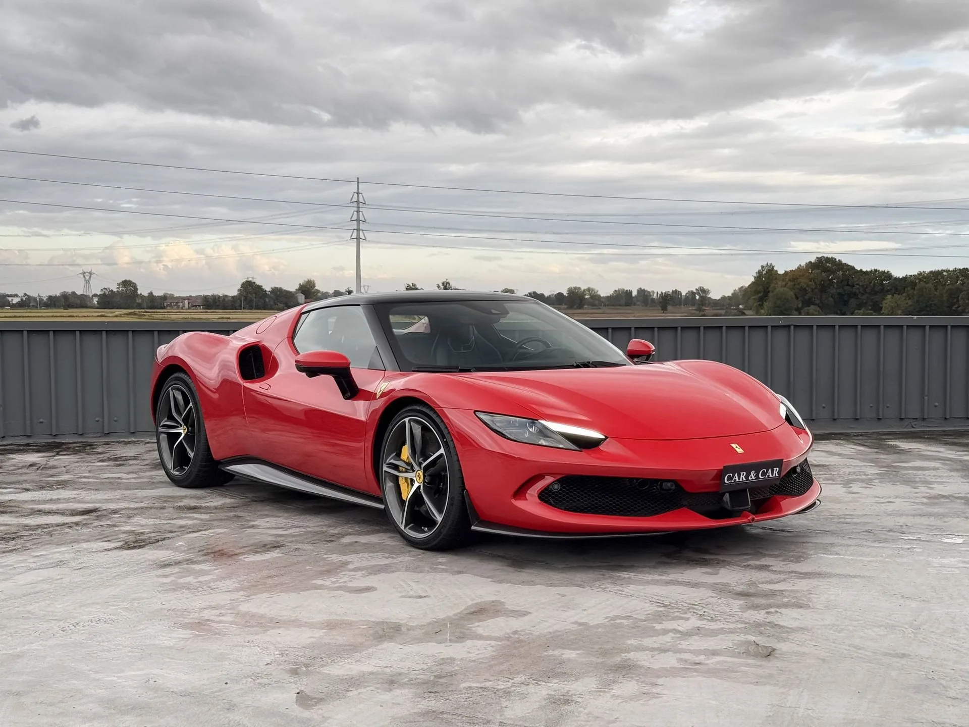 2025 Ferrari 296 GTB en un concesionario especializado de Zibido San Giacomo, Italia, foto principal