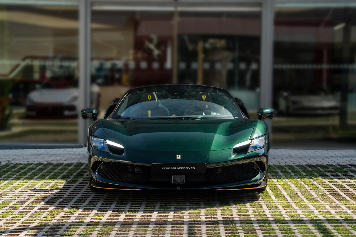 2025 Ferrari 296 GTS angeboten von einem Fachhändler in San Pedro Alcántara, Spanien, Hauptfoto