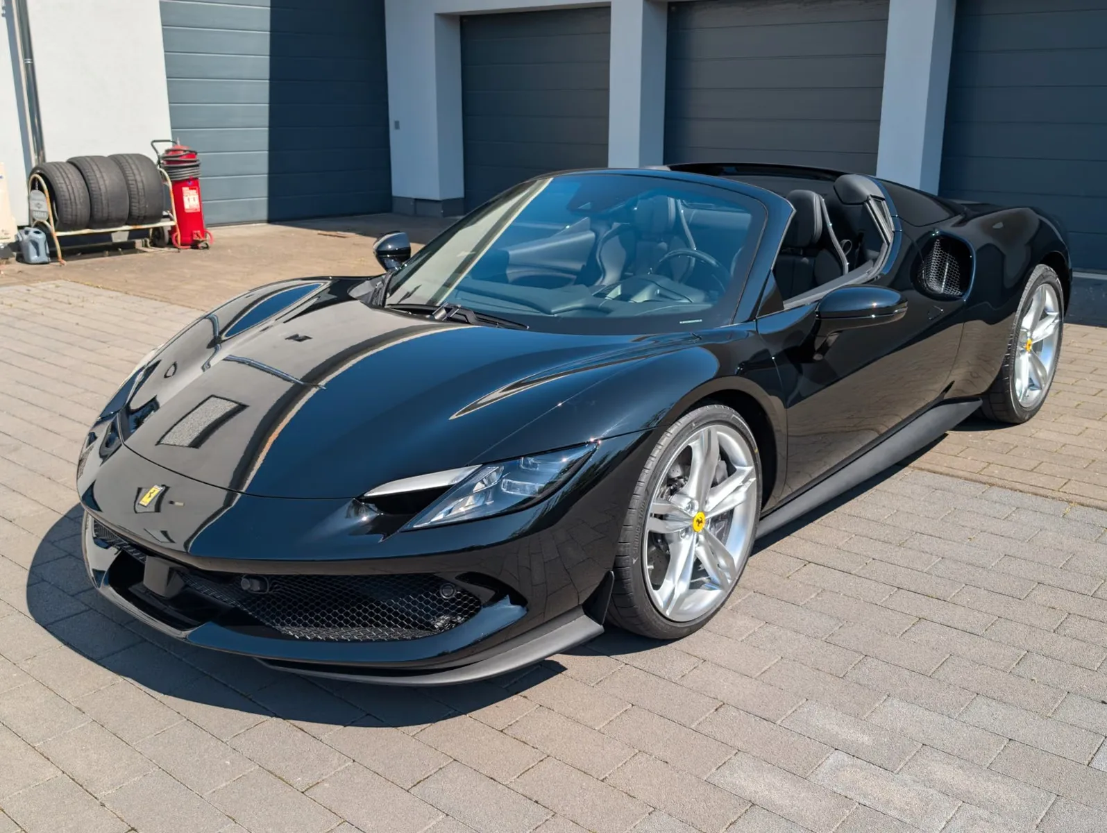 Ferrari 296 GTS von 2025 in Nero DS 1250, angeboten von Claudia Soujon Supercars in Kerpen