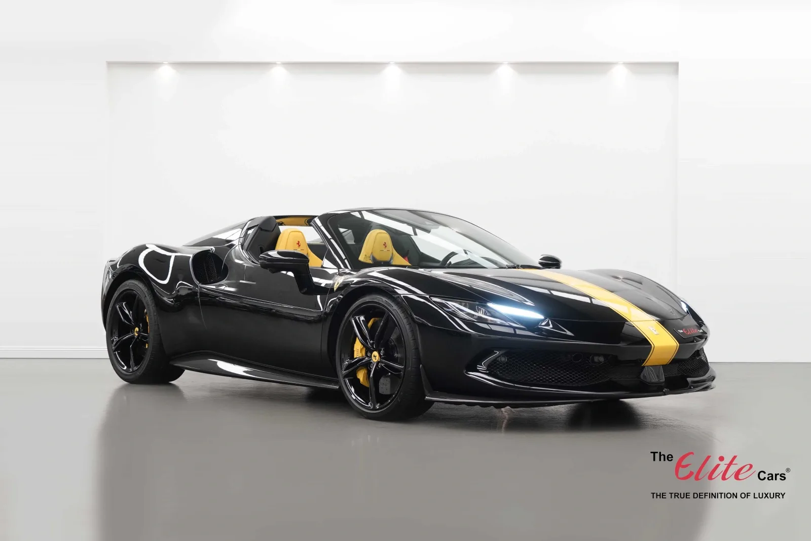 2025 Ferrari 296 GTS angeboten von einem Fachhändler in Dubai, Vereinigte Arabische Emirate, Hauptfoto