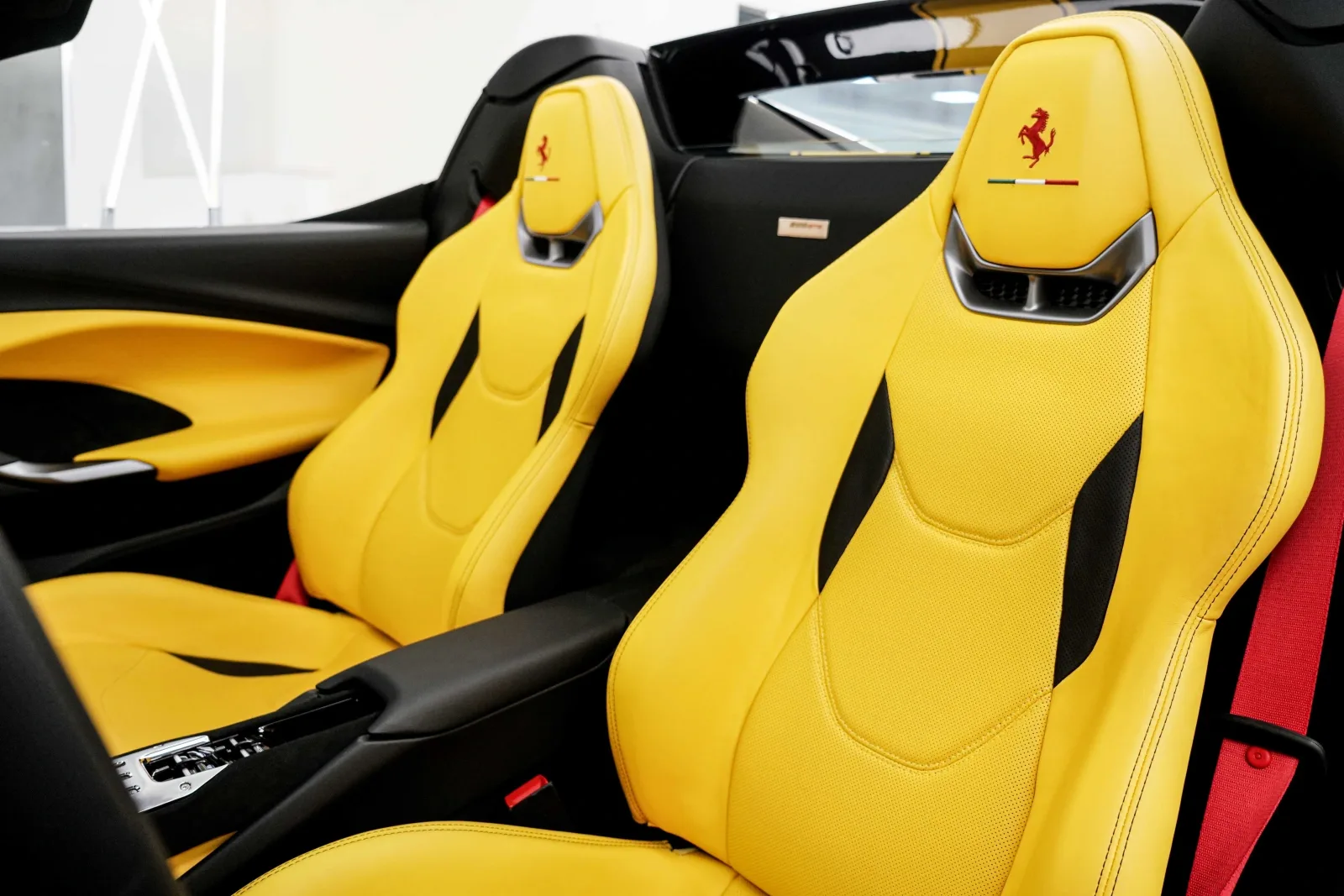 2025 Ferrari 296 GTS, 13/14