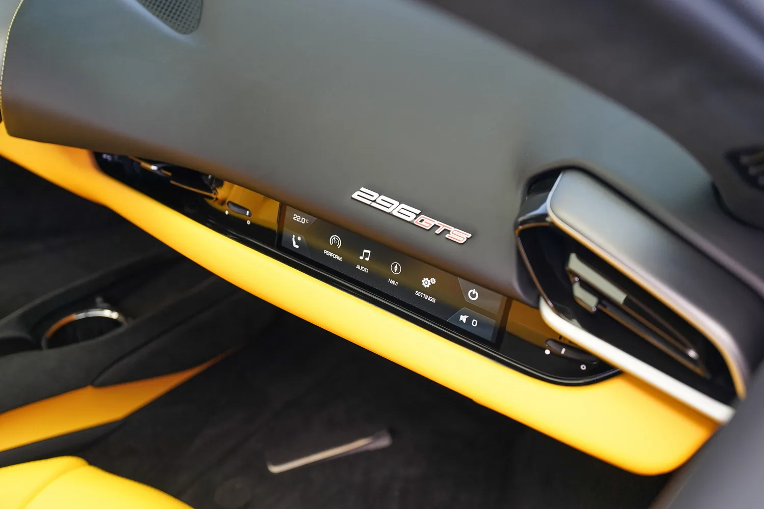 2025 Ferrari 296 GTS, 17/19
