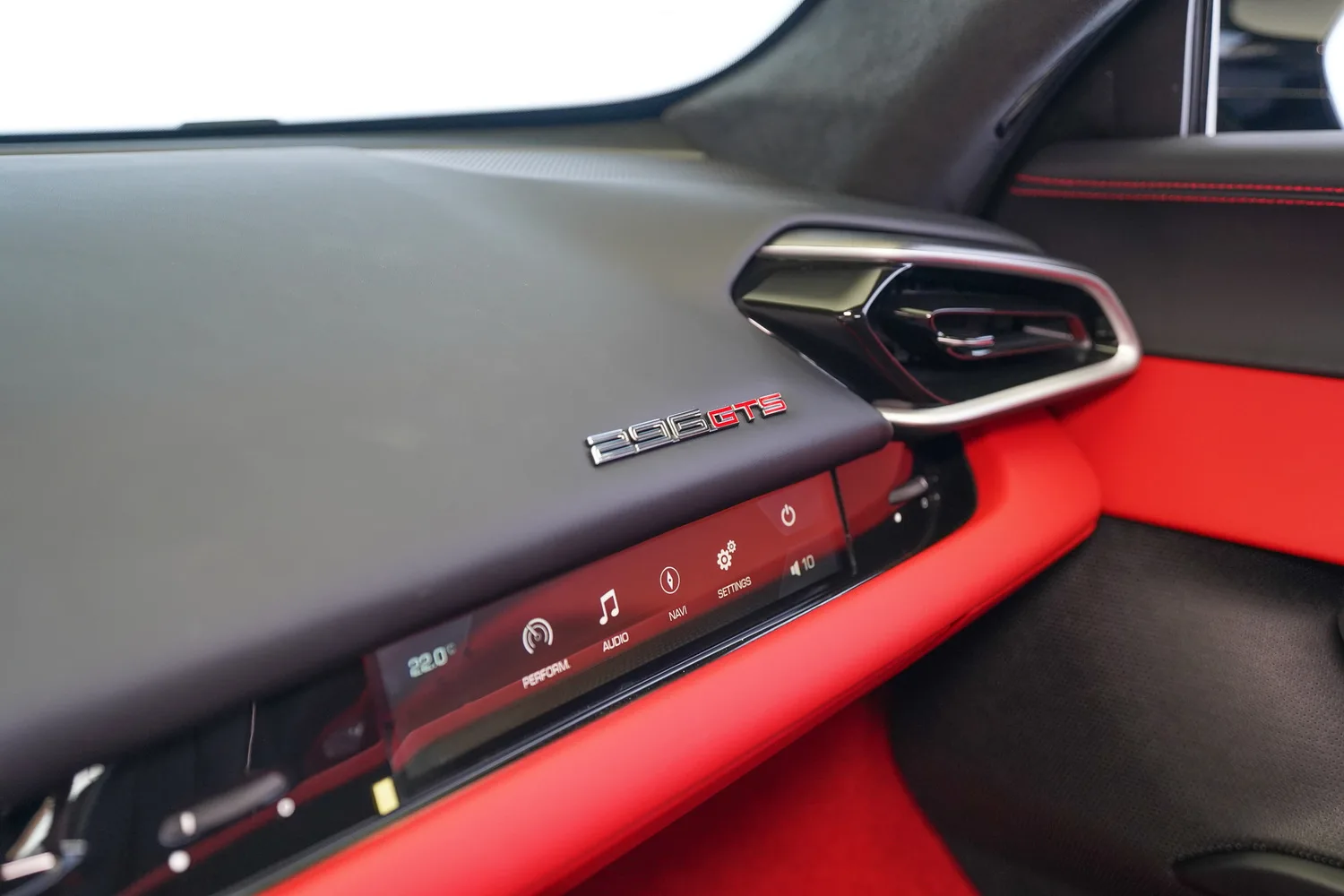 2025 Ferrari 296 GTS, 14/19