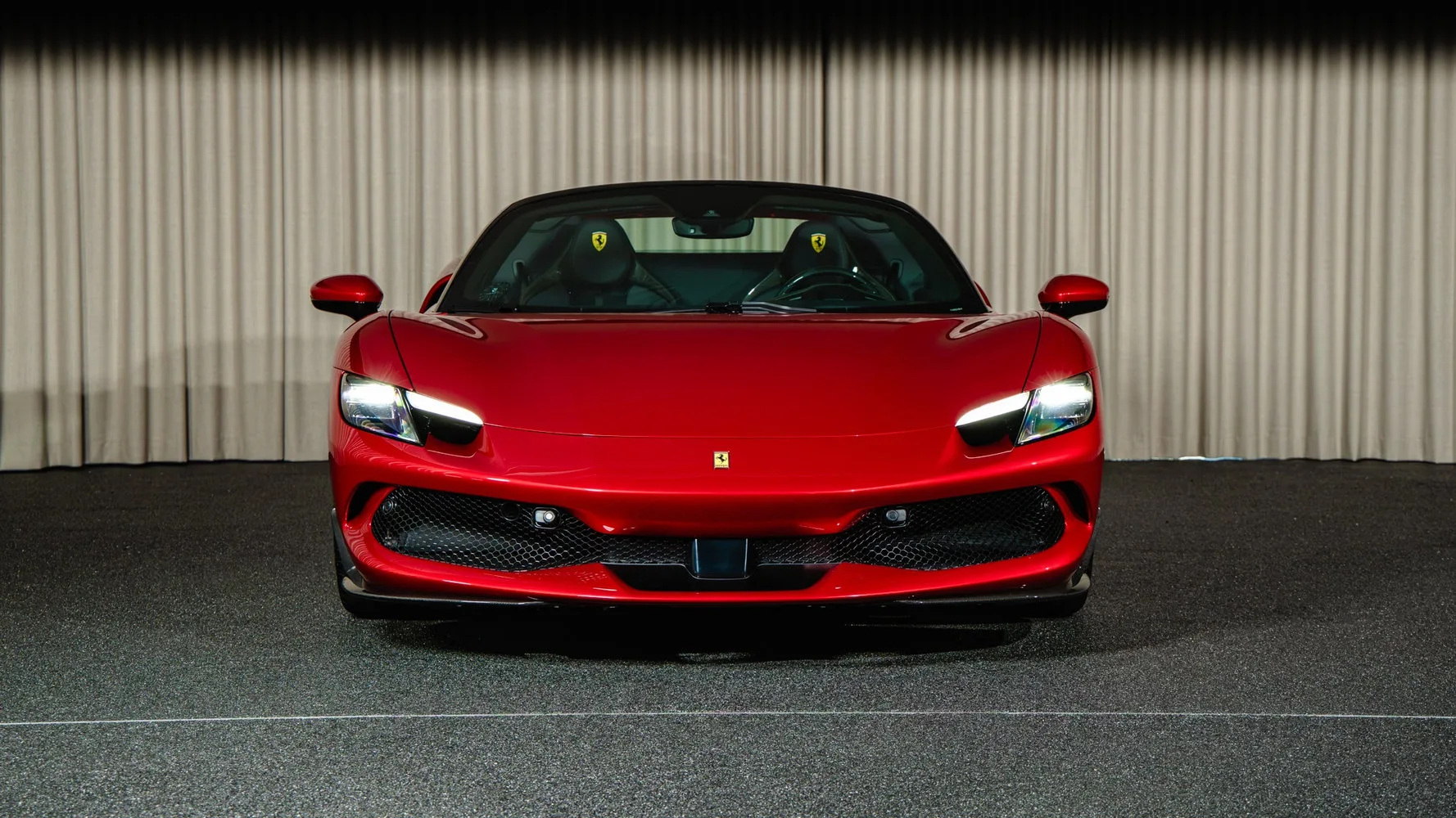 2025 Ferrari 296 GTS proposée par un concessionnaire spécialisé à Kongens Lyngby, Danemark, photo principale