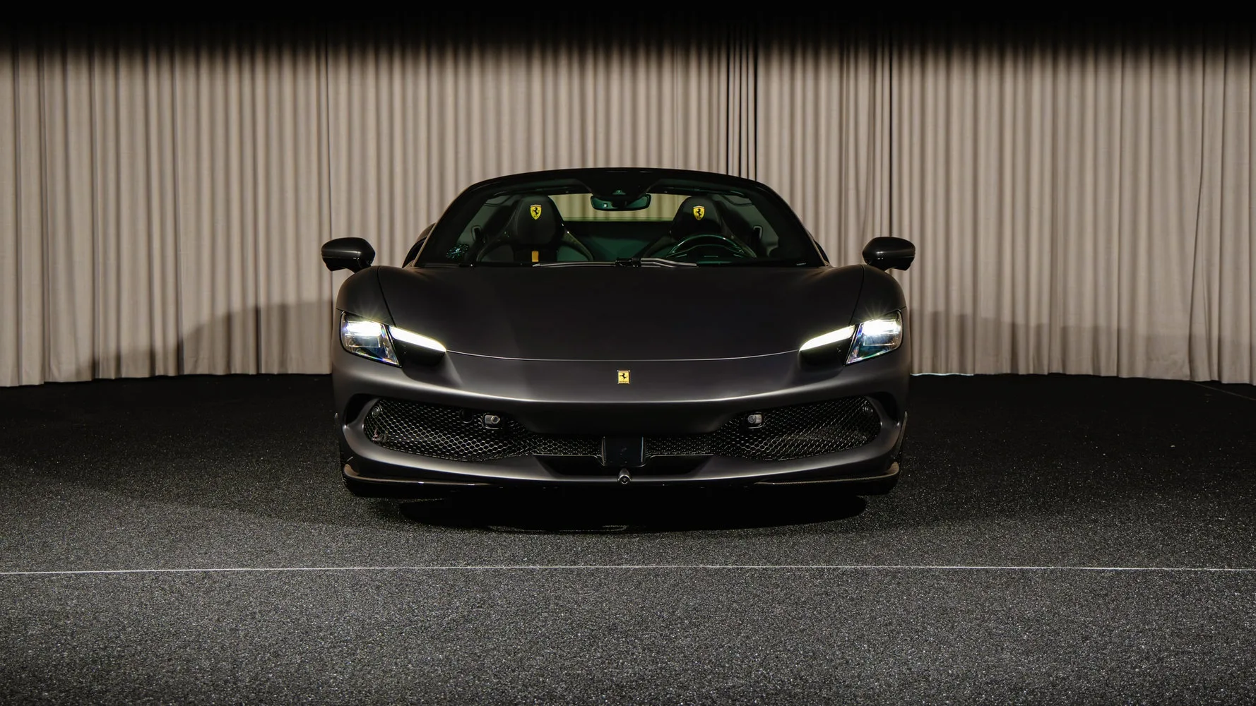 2025 Ferrari 296 GTS proposée par un concessionnaire spécialisé à Kongens Lyngby, Danemark, photo principale