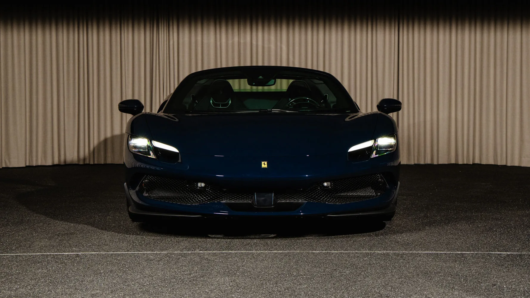 2025 Ferrari 296 GTS proposée par un concessionnaire spécialisé à Kongens Lyngby, Danemark, photo principale