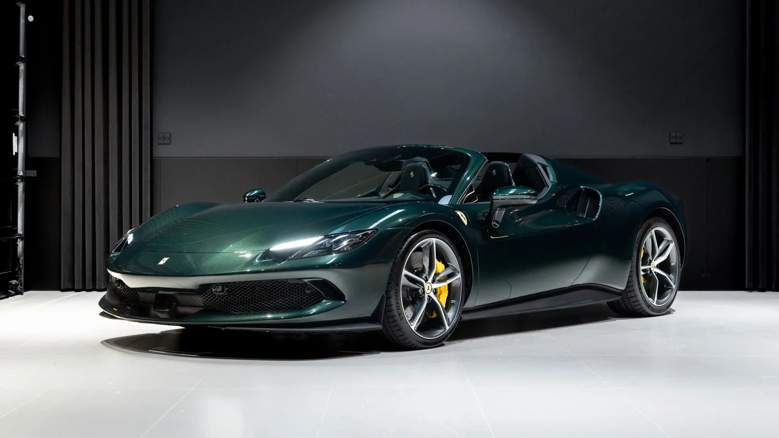 2025 Ferrari 296 GTS angeboten von einem Fachhändler in Kongens Lyngby, Dänemark, Hauptfoto