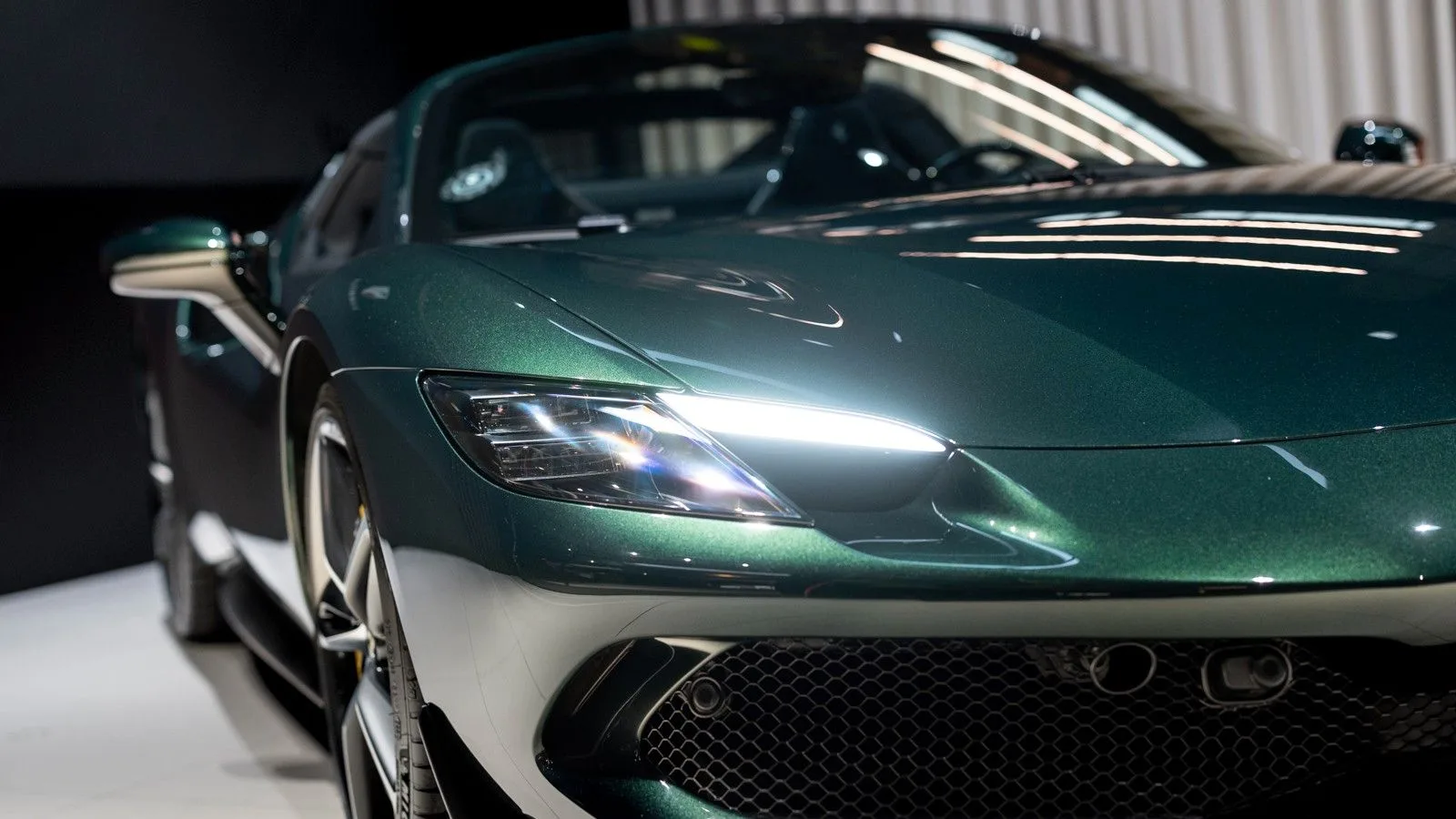 2025 Ferrari 296 GTS, 6/20