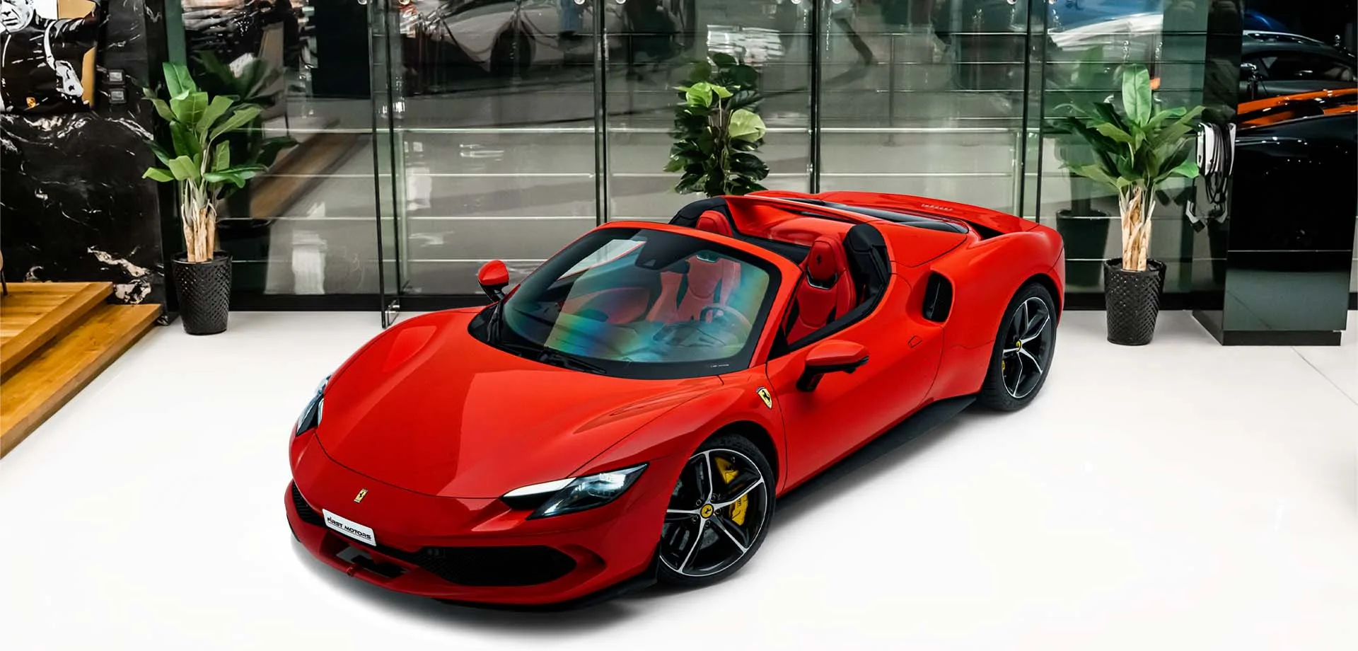 2025 Ferrari 296 GTS en un concesionario especializado de Dubái, Emiratos Árabes Unidos, foto principal