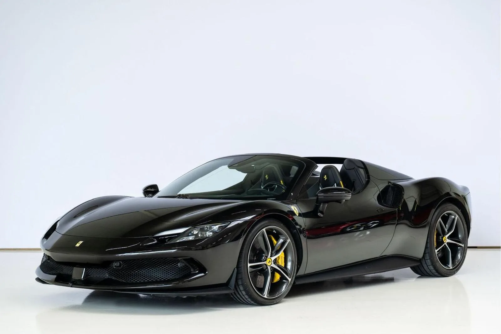 2025 Ferrari 296 GTS angeboten von einem Fachhändler in Velddriel, Niederlande, Hauptfoto