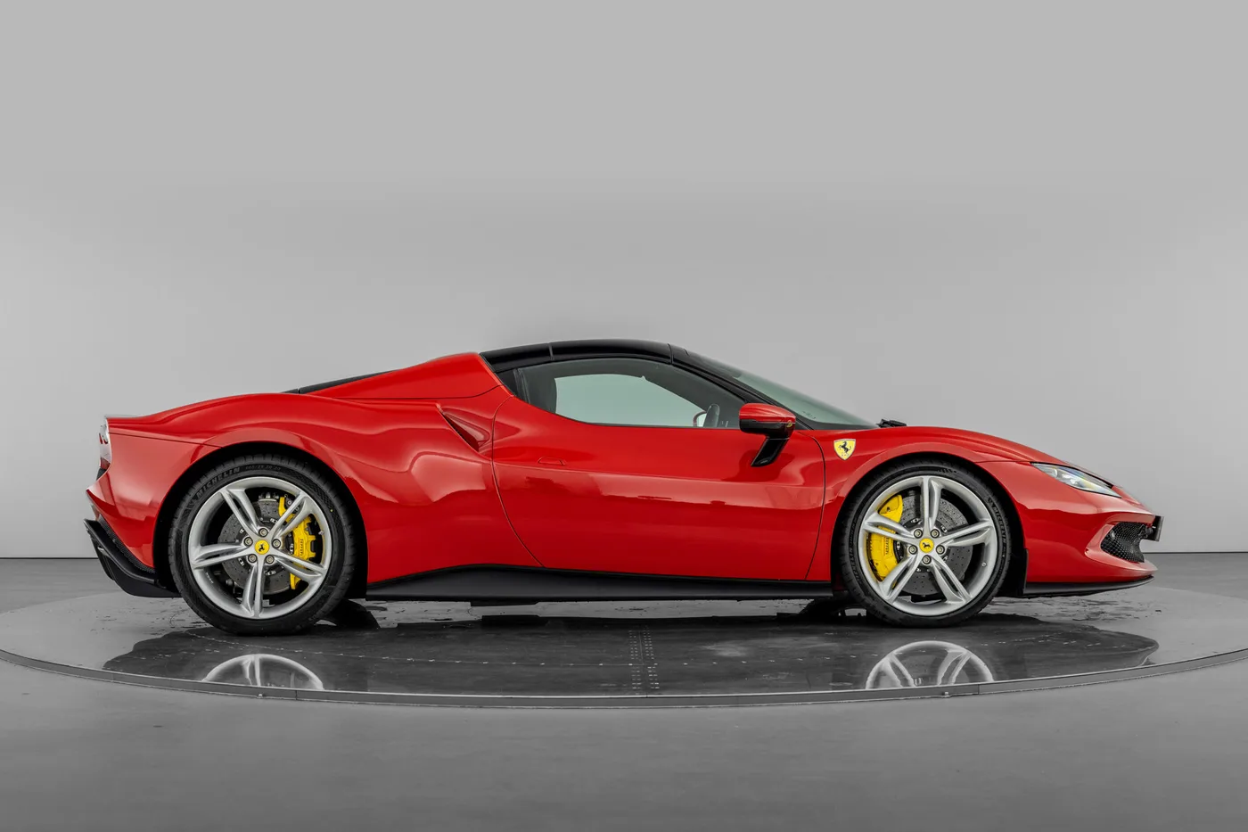 2025 Ferrari 296 GTS proposée par un groupe de concessions agréées à Hatfield, Royaume-Uni, photo 3 sur 25