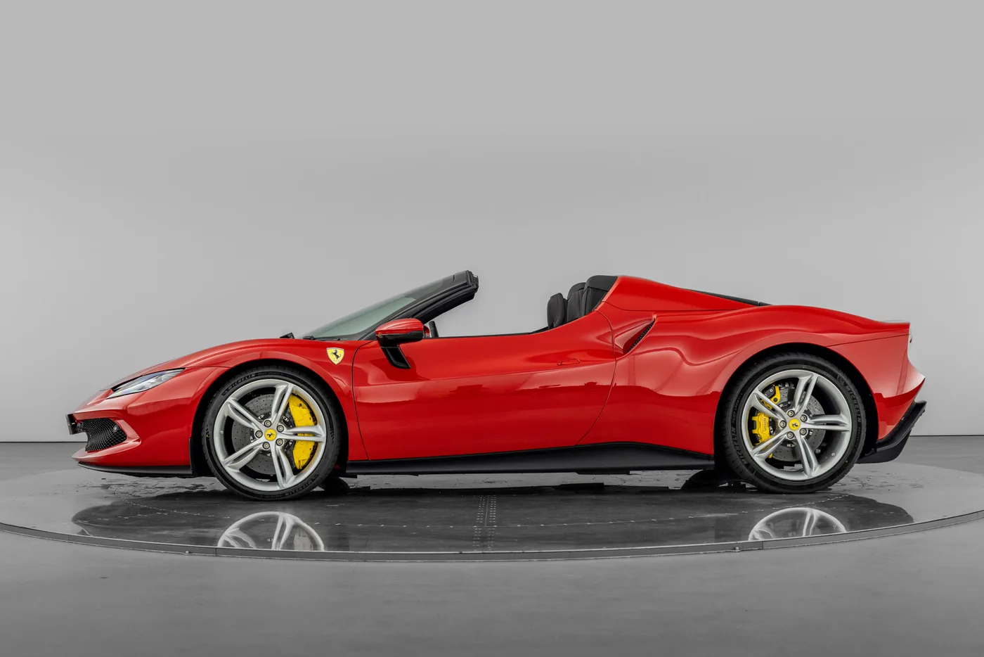 2025 Ferrari 296 GTS proposée par un groupe de concessions agréées à Hatfield, Royaume-Uni, photo 6 sur 25