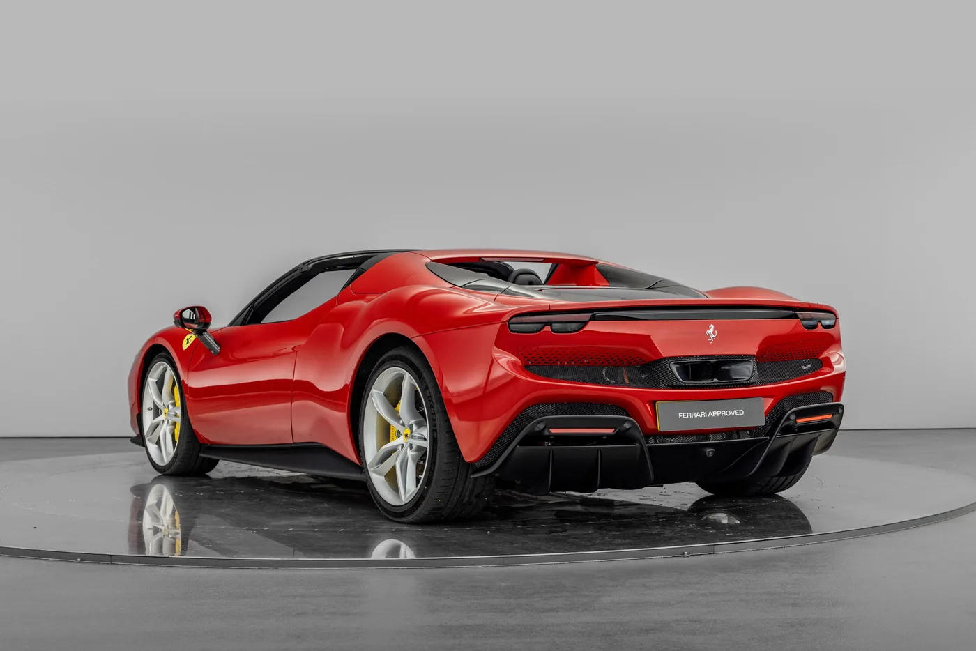 2025 Ferrari 296 GTS proposée par un groupe de concessions agréées à Hatfield, Royaume-Uni, photo 7 sur 25
