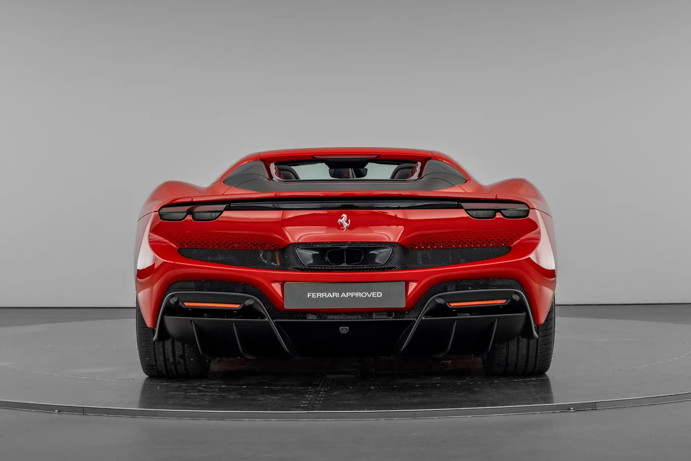 2025 Ferrari 296 GTS proposée par un groupe de concessions agréées à Hatfield, Royaume-Uni, photo 8 sur 25