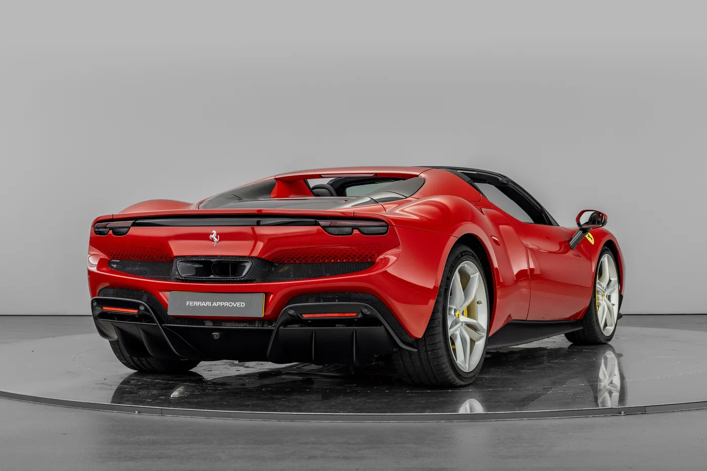 2025 Ferrari 296 GTS proposée par un groupe de concessions agréées à Hatfield, Royaume-Uni, photo 9 sur 25