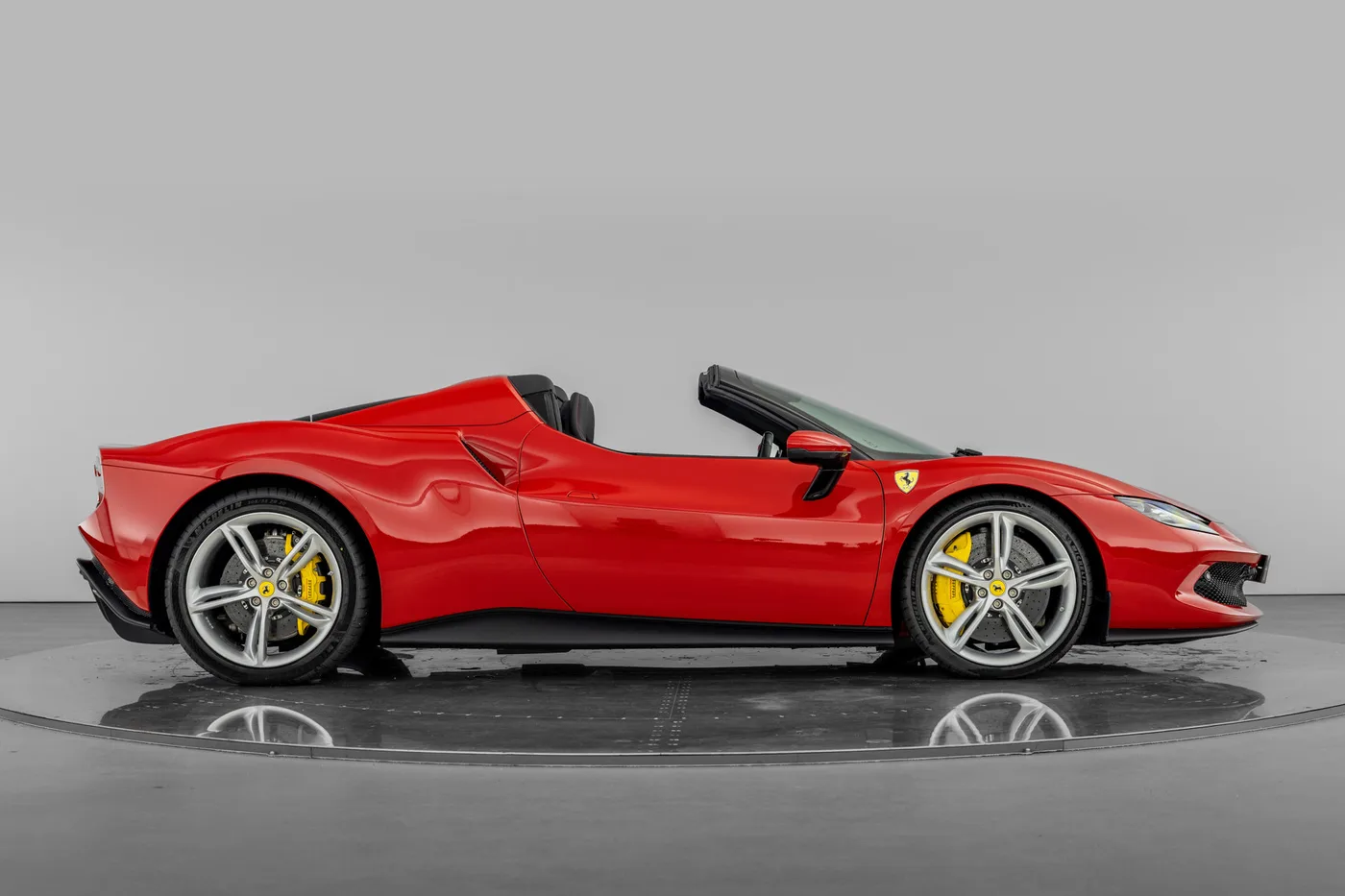 2025 Ferrari 296 GTS proposée par un groupe de concessions agréées à Hatfield, Royaume-Uni, photo 10 sur 25