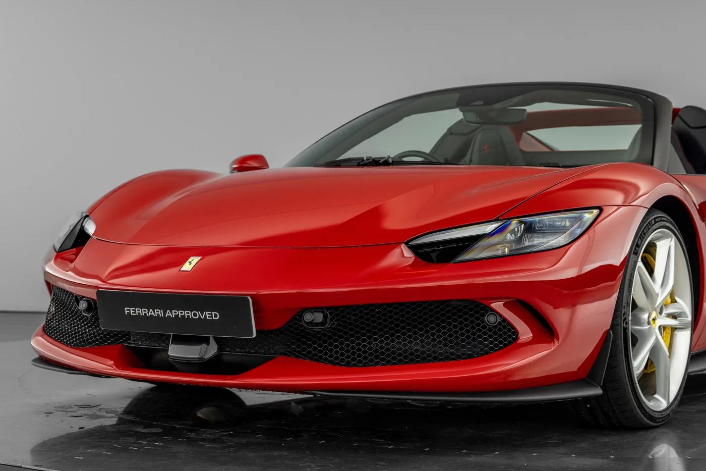 2025 Ferrari 296 GTS proposée par un groupe de concessions agréées à Hatfield, Royaume-Uni, photo 13 sur 25