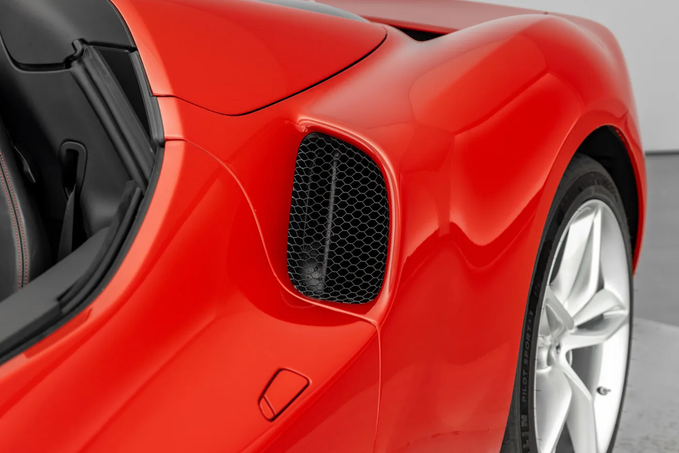 2025 Ferrari 296 GTS proposée par un groupe de concessions agréées à Hatfield, Royaume-Uni, photo 17 sur 25