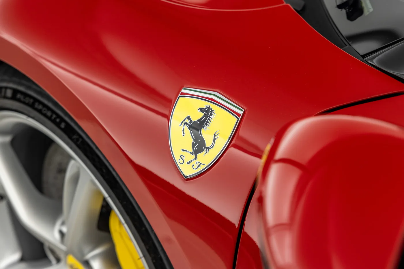 2025 Ferrari 296 GTS proposée par un groupe de concessions agréées à Hatfield, Royaume-Uni, photo 19 sur 25