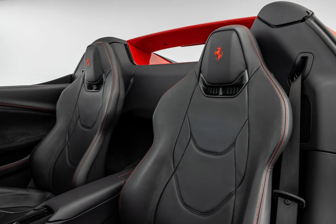 2025 Ferrari 296 GTS proposée par un groupe de concessions agréées à Hatfield, Royaume-Uni, photo 21 sur 25