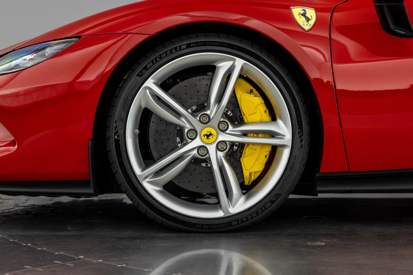 2025 Ferrari 296 GTS proposée par un groupe de concessions agréées à Hatfield, Royaume-Uni, photo 22 sur 25