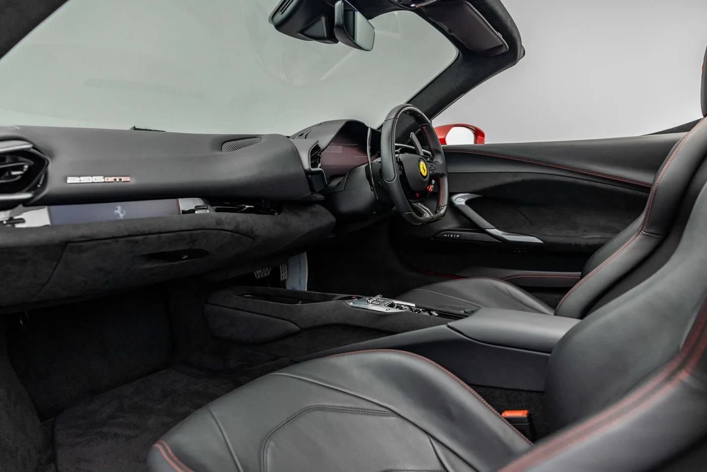 2025 Ferrari 296 GTS proposée par un groupe de concessions agréées à Hatfield, Royaume-Uni, photo 23 sur 25