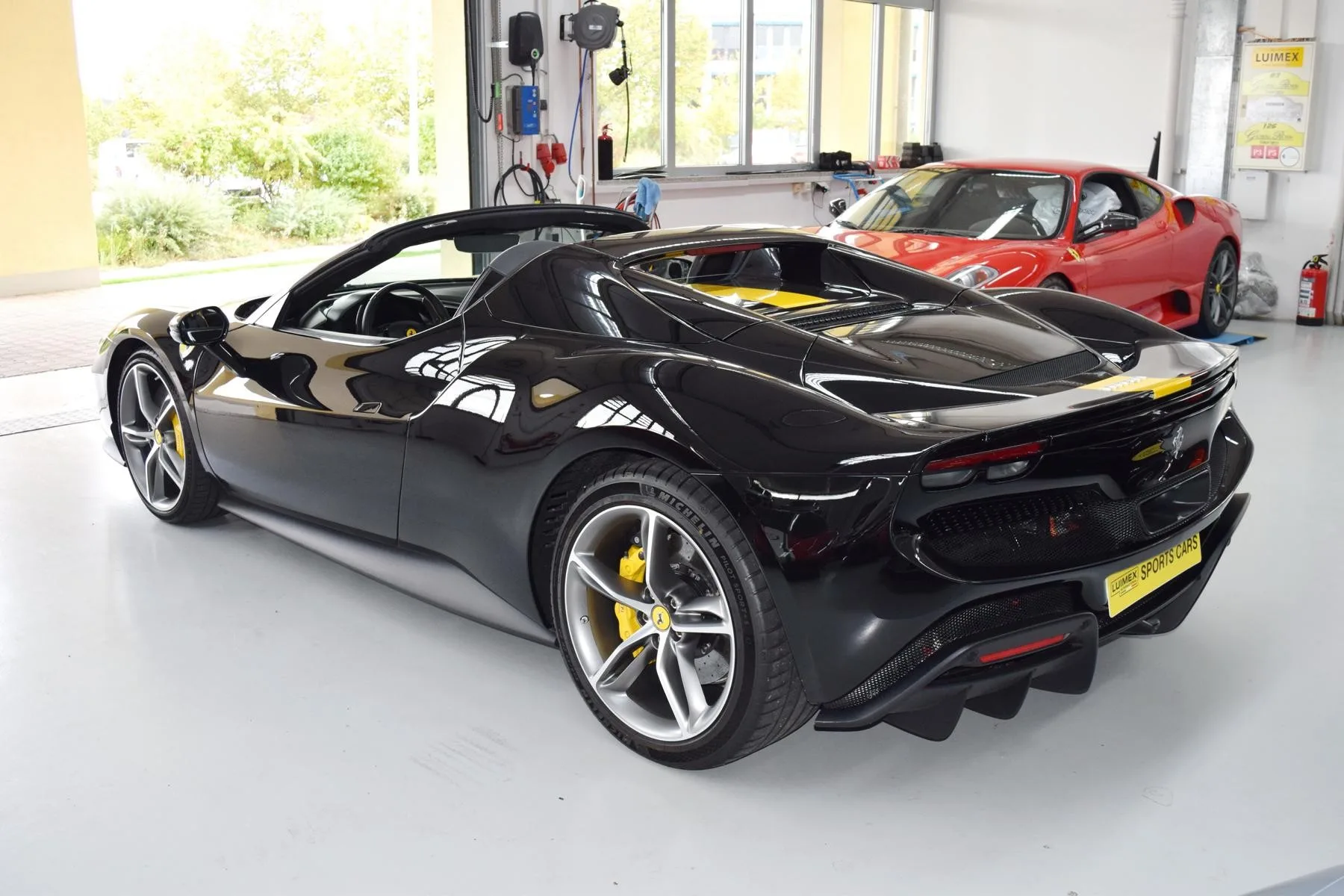 2025 Ferrari 296 GTS, 22/23