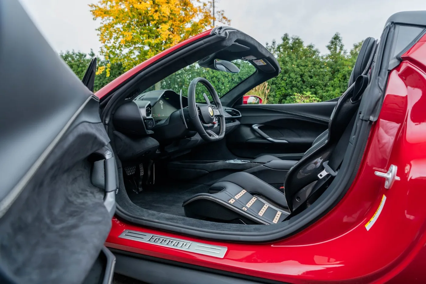 2025 Ferrari 296 GTS angeboten von einem Supersportwagenhändler in Gronau, Deutschland, Foto 16 von 25