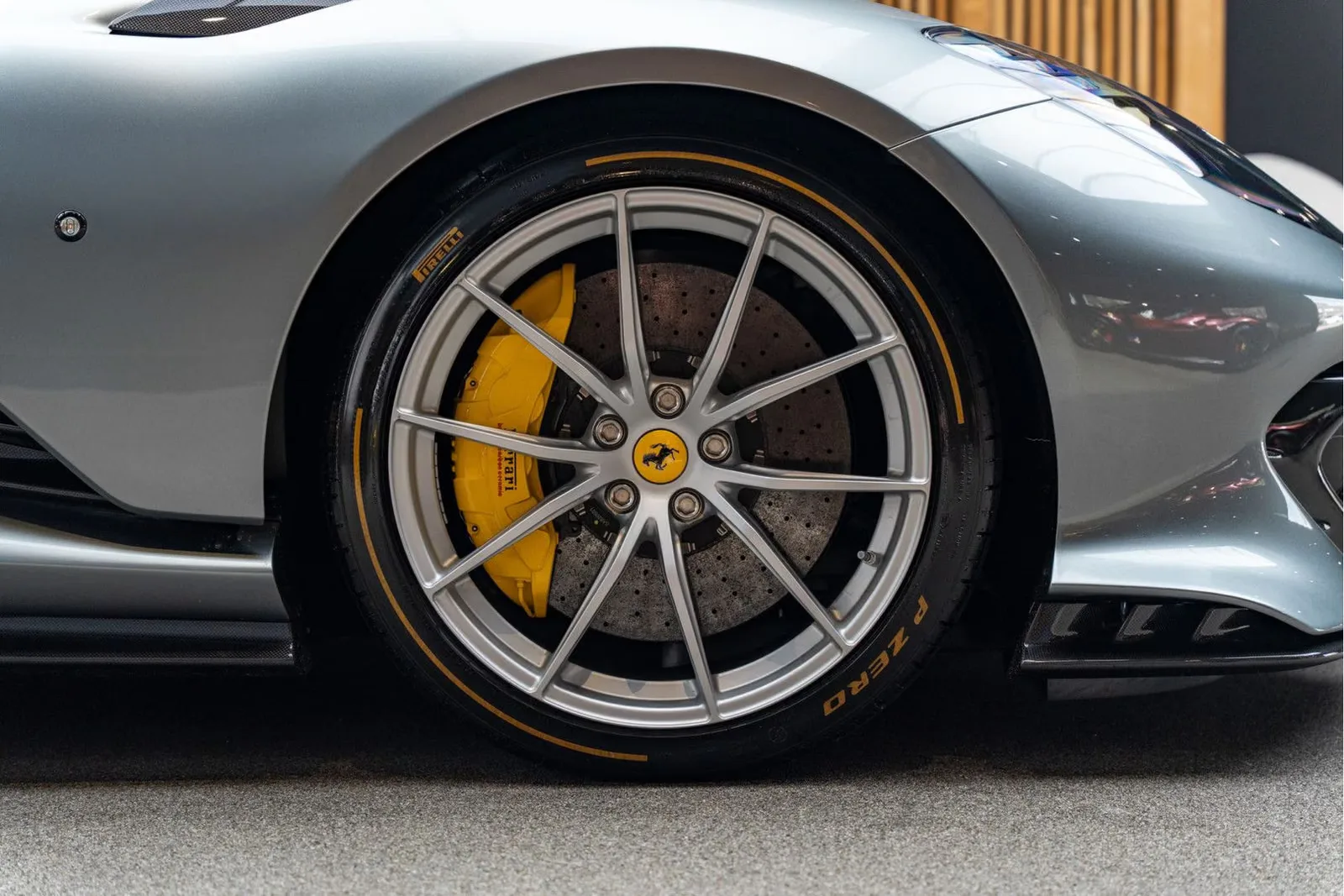 2025 Ferrari 812 Competizione, 13/30