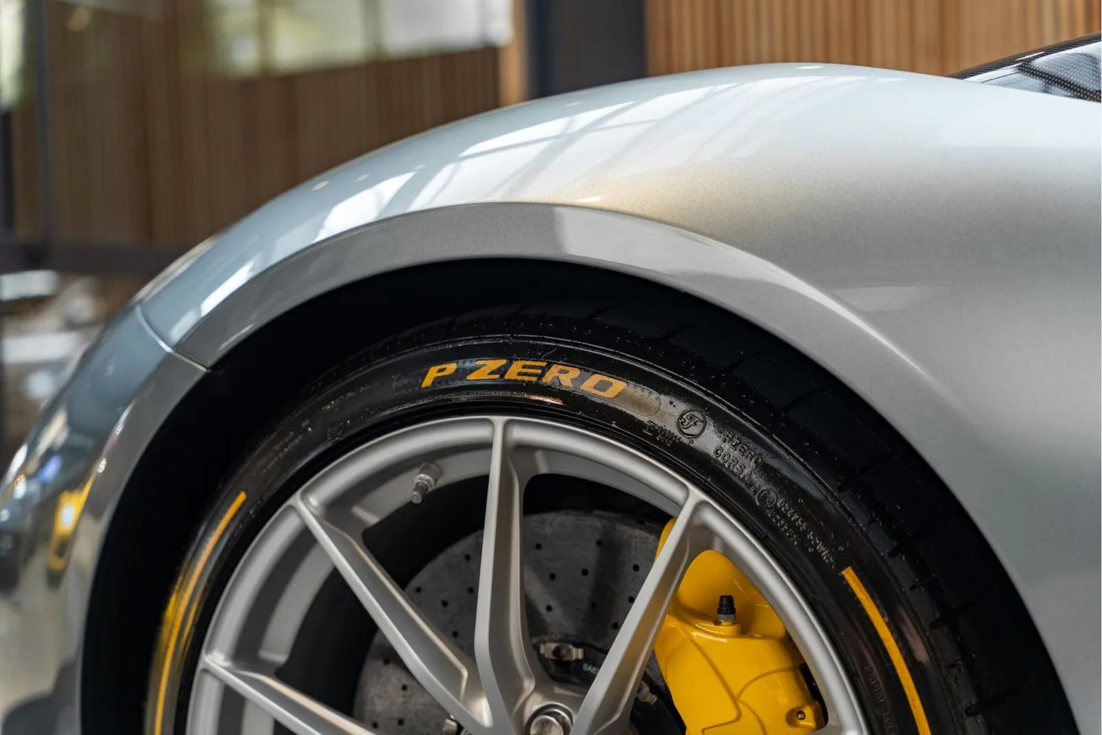 2025 Ferrari 812 Competizione, 22/30