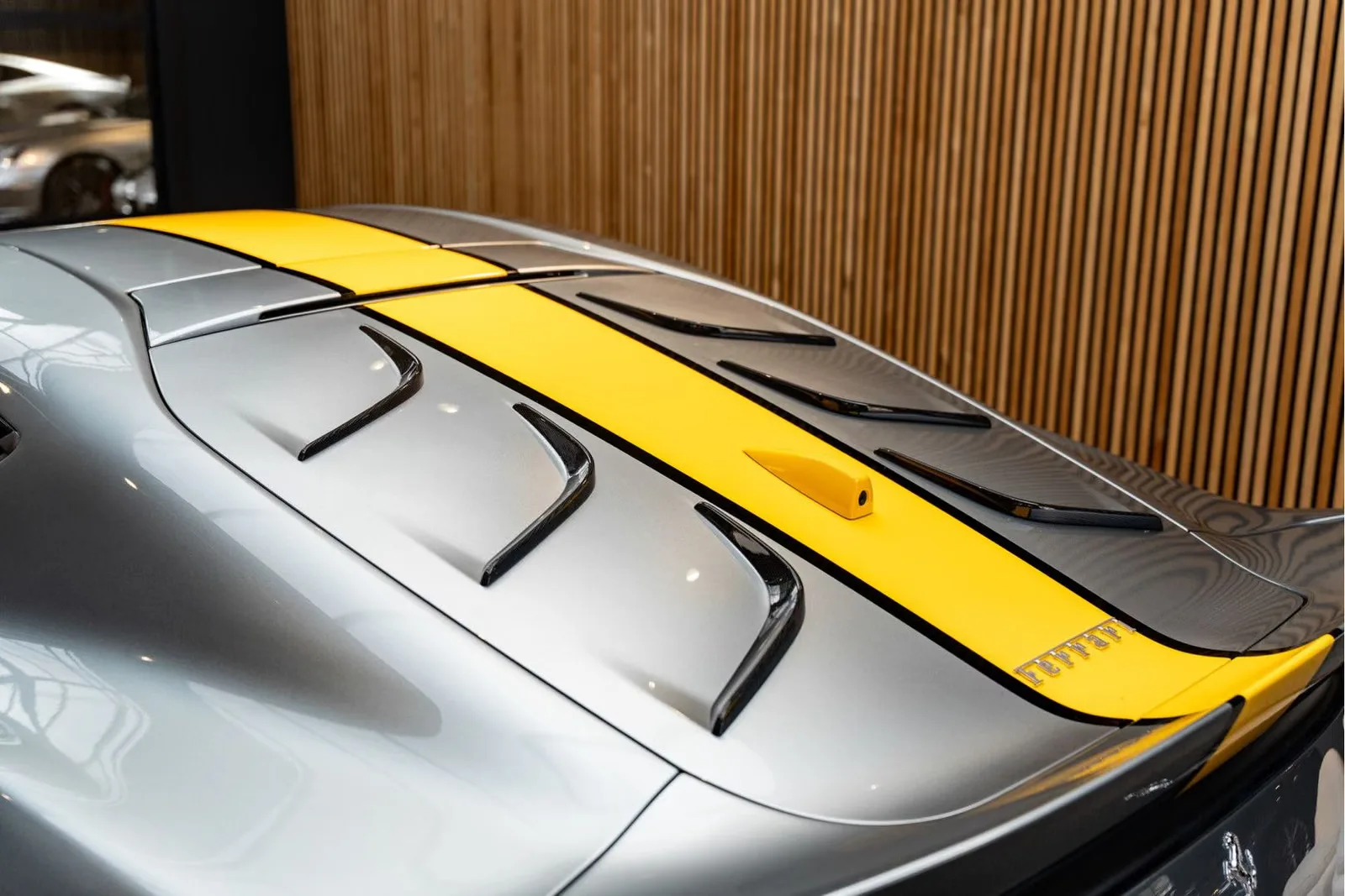 2025 Ferrari 812 Competizione, 23/30