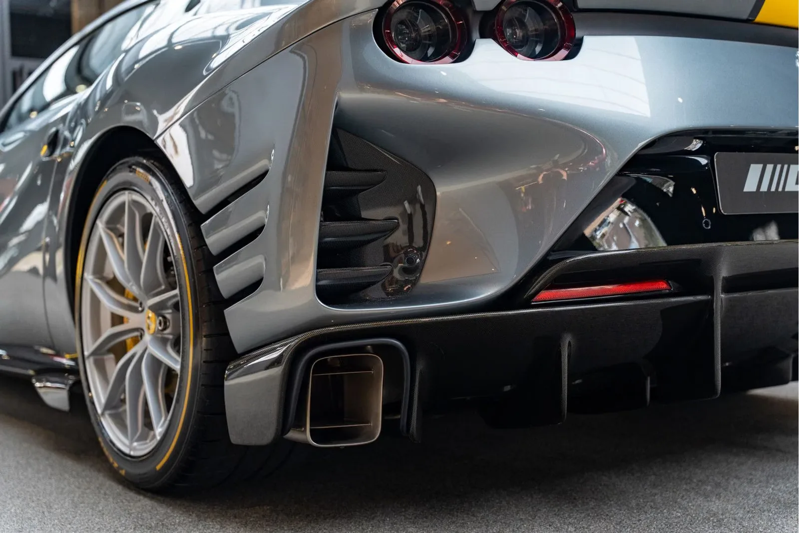 2025 Ferrari 812 Competizione, 27/30