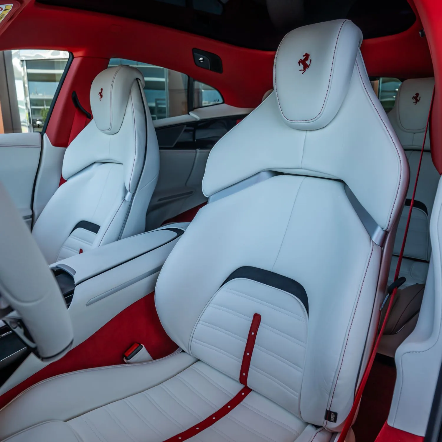 2025 Ferrari Purosangue angeboten von einem Fachhändler in Dubai, Vereinigte Arabische Emirate, Foto 10 von 21